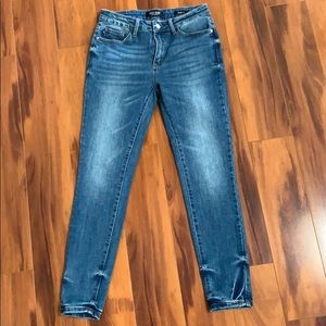 Judy Blue Mid Rise Skinny, no distressing.